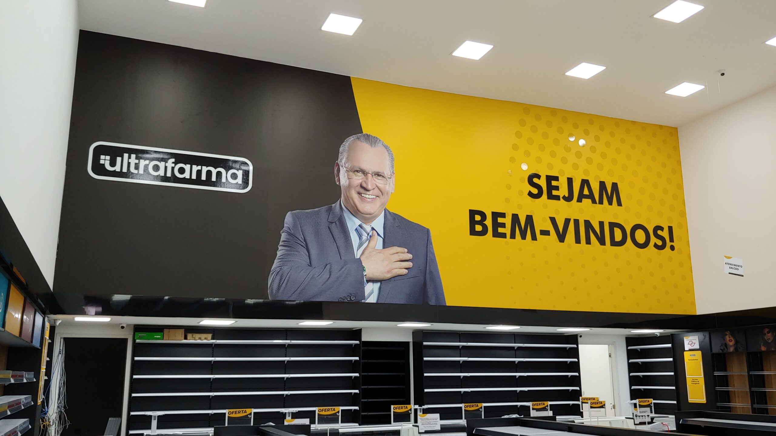 Adesivo com impressão UV e verniz localizado