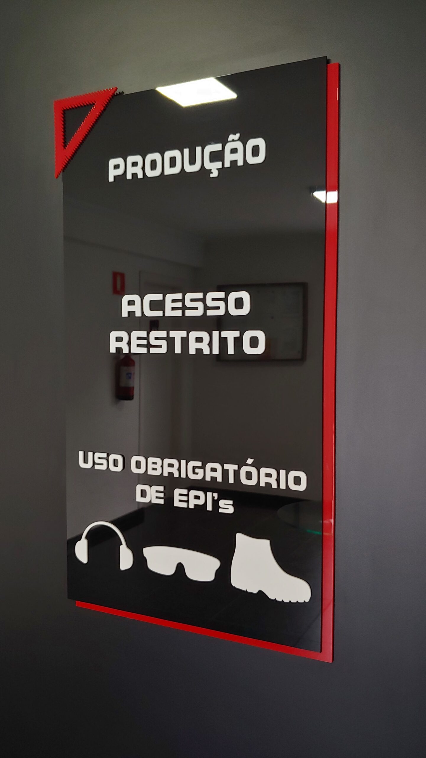 Placa de sinalização em acrílico