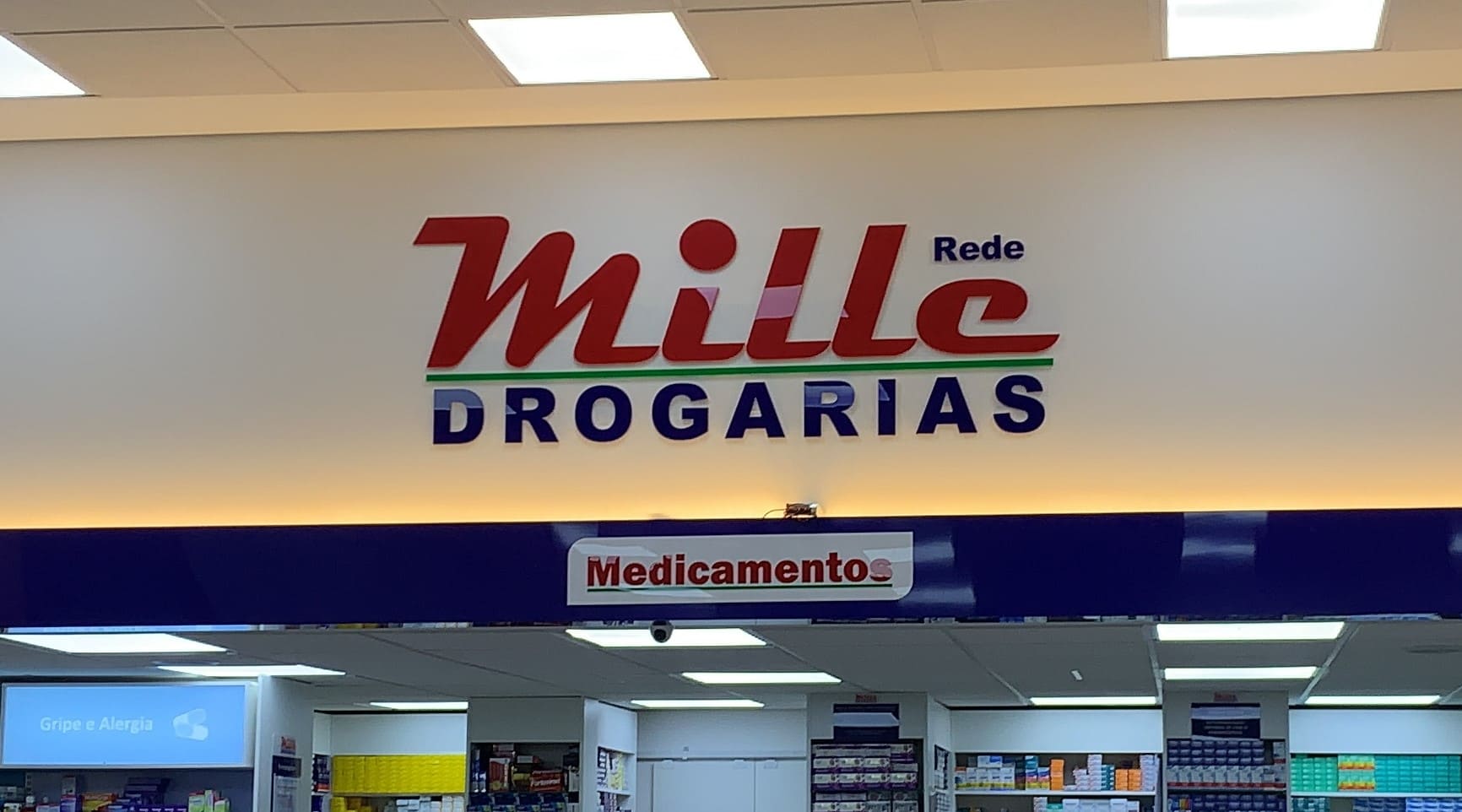 Logo em acrílico Droga Mille