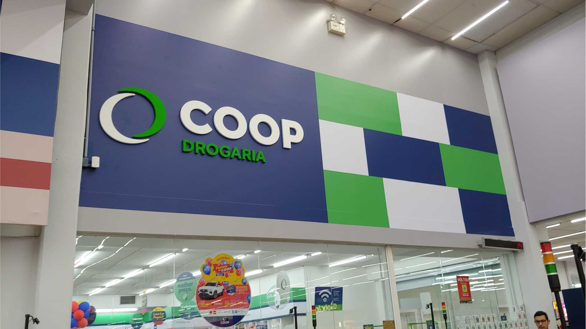 Adesivação com Letra XPS Sobreposta